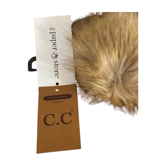 NWT Paper store chunky knit winter hat with poof on top - Picture 3 of 5